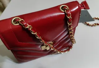 Bolso Burdeos y metal dorado. 8,3 x 8,3 cm.