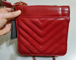 Bolso Burdeos y metal dorado. 8,3 x 8,3 cm.