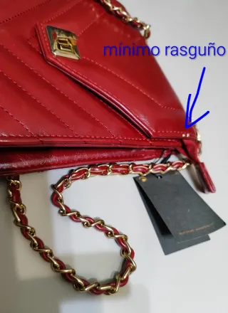 Bolso Burdeos y metal dorado. 8,3 x 8,3 cm.