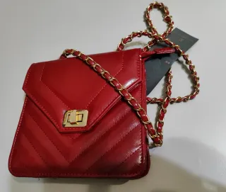 Bolso Burdeos y metal dorado. 8,3 x 8,3 cm.