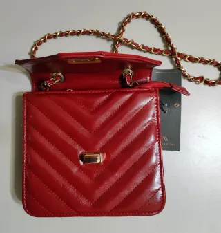 Bolso Burdeos y metal dorado. 8,3 x 8,3 cm.