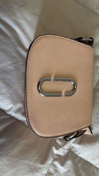 Bolso rosa con detalle plateado