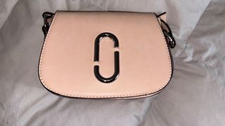Bolso rosa con detalle plateado