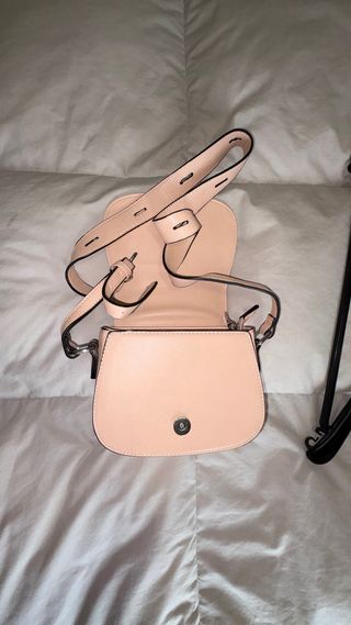 Bolso rosa con detalle plateado