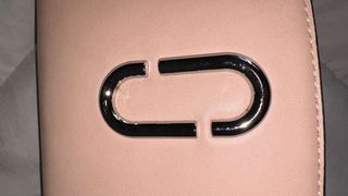 Bolso rosa con detalle plateado