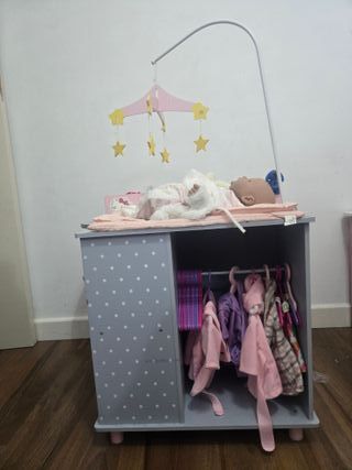 Cambiador de muñecas con bañera y armario