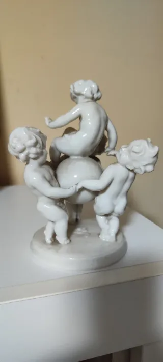 Scultura in porcellana putti