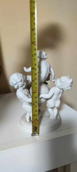 Scultura in porcellana putti