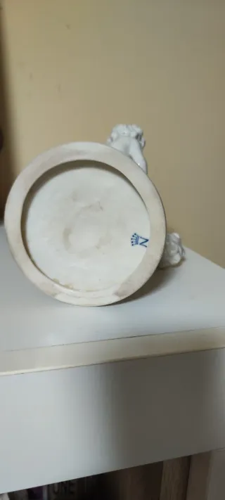 Scultura in porcellana putti