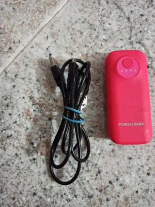 Power Bank Fucsia con cavo USB