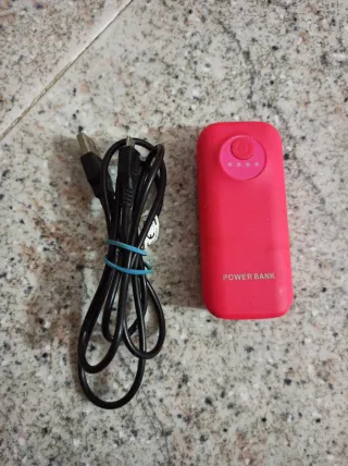 Power Bank Fucsia con cavo USB