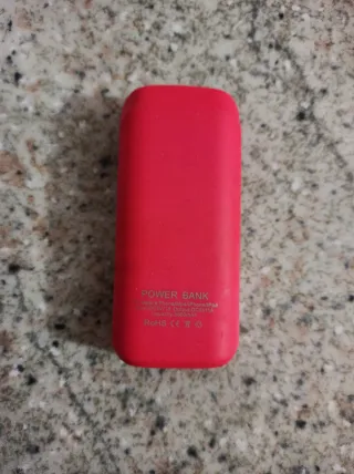 Power Bank Fucsia con cavo USB
