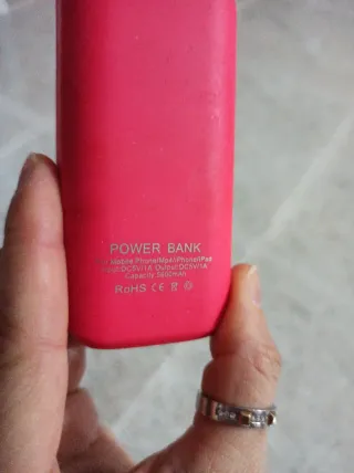 Power Bank Fucsia con cavo USB