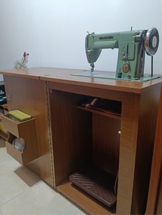 Máquina de coser Alfa con mueble
