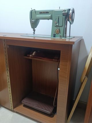Máquina de coser Alfa con mueble