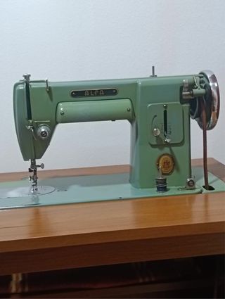 Máquina de coser Alfa con mueble