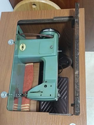 Máquina de coser Alfa con mueble