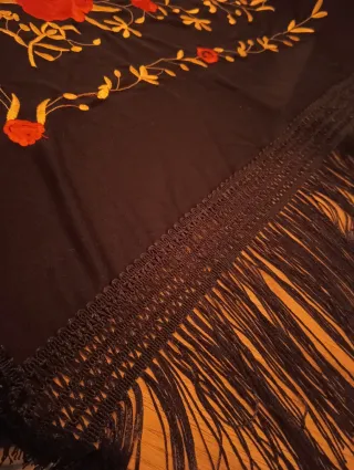 Mantón de pico bordado floral rojo y dorado