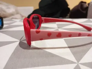 Gafas de sol infantiles.  Quechua y multi opticas