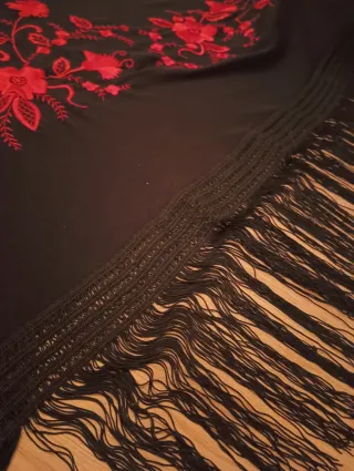 Mantón negro y rojo bordado