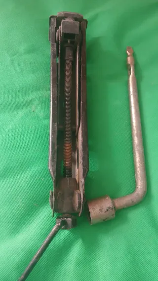 Gato y llave para coche