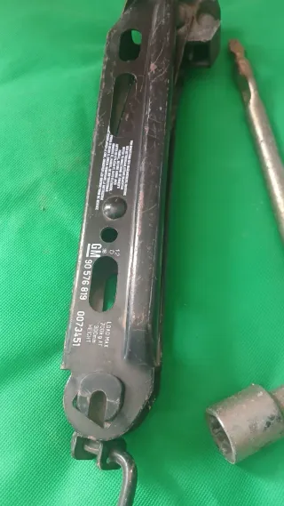 Gato y llave para coche