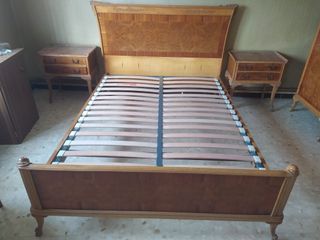 Cama de madera estilo clásico