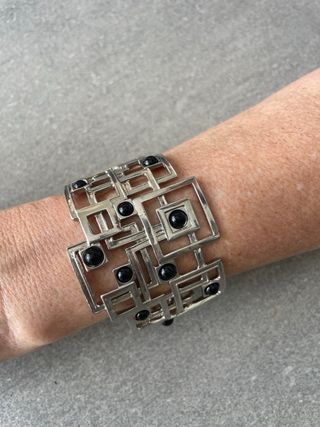 Pulsera/Brazalete plateada con detalles negros