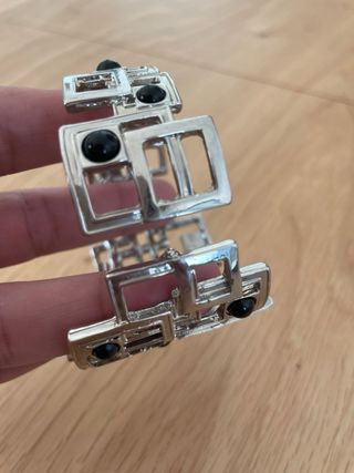 Pulsera/Brazalete plateada con detalles negros