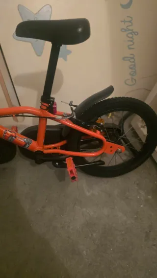 Bicicleta infantil Btwin naranja. Edad 4-6 aprox.