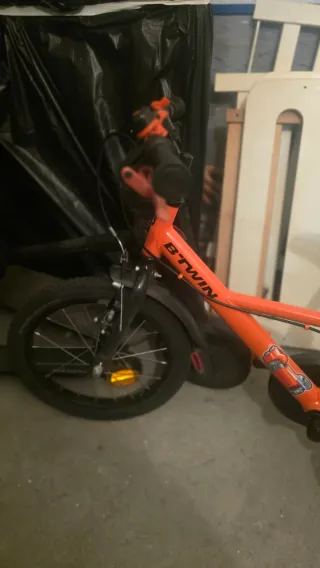 Bicicleta infantil Btwin naranja. Edad 4-6 aprox.