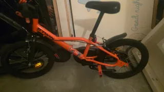 Bicicleta infantil Btwin naranja. Edad 4-6 aprox.