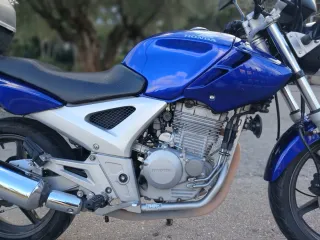 Honda CBF 250 Azul y Plata