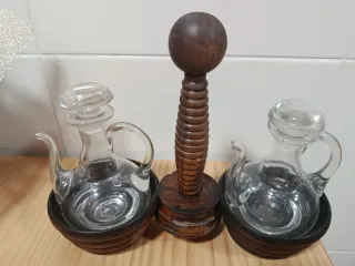 Antico set di caraffa per olio e aceto in legno e vetro