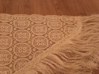 Pico o chal vintage, calado blanco con flecos