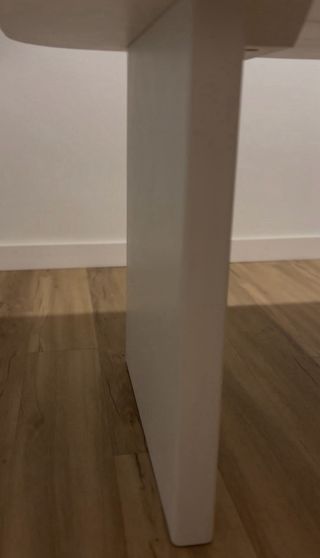 Mesa de microcemento con patas robustas