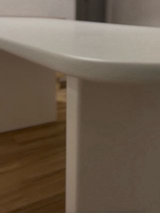 Mesa de microcemento con patas robustas