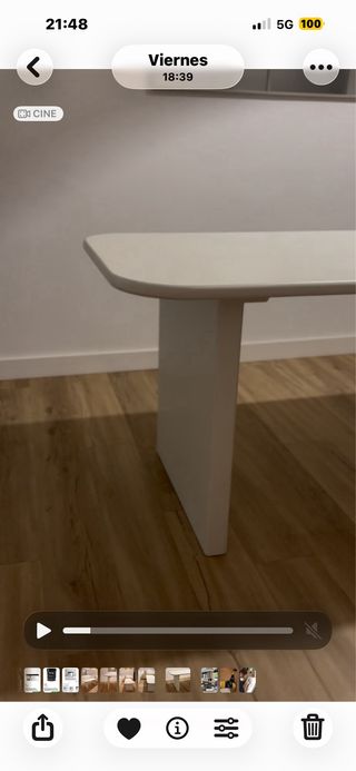 Mesa de microcemento con patas robustas