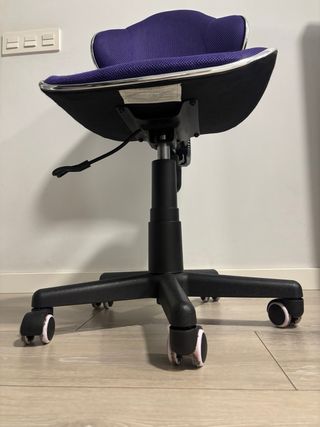Silla de escritorio púrpura, ideal para niños.