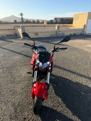 Benelli Tnt 125Naked Roja y Negra