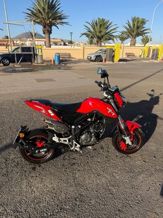 Benelli Tnt 125Naked Roja y Negra