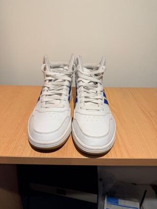 Zapatillas Adidas Hoops Mid 2.0 Blancas y Azules