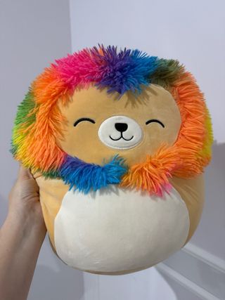 Squishmallow León Arcoíris