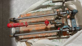 Baldosas azules + cortadora de azulejos