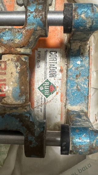 Baldosas azules + cortadora de azulejos