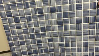 Baldosas azules + cortadora de azulejos