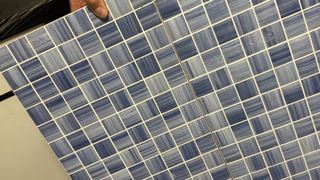 Baldosas azules + cortadora de azulejos