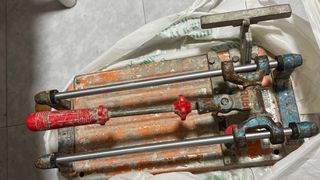 Baldosas azules + cortadora de azulejos