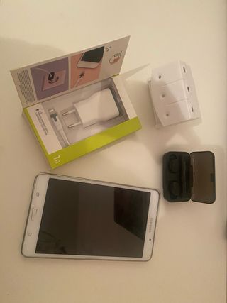 Tablet Samsung + Caricabatterie + Cuffie