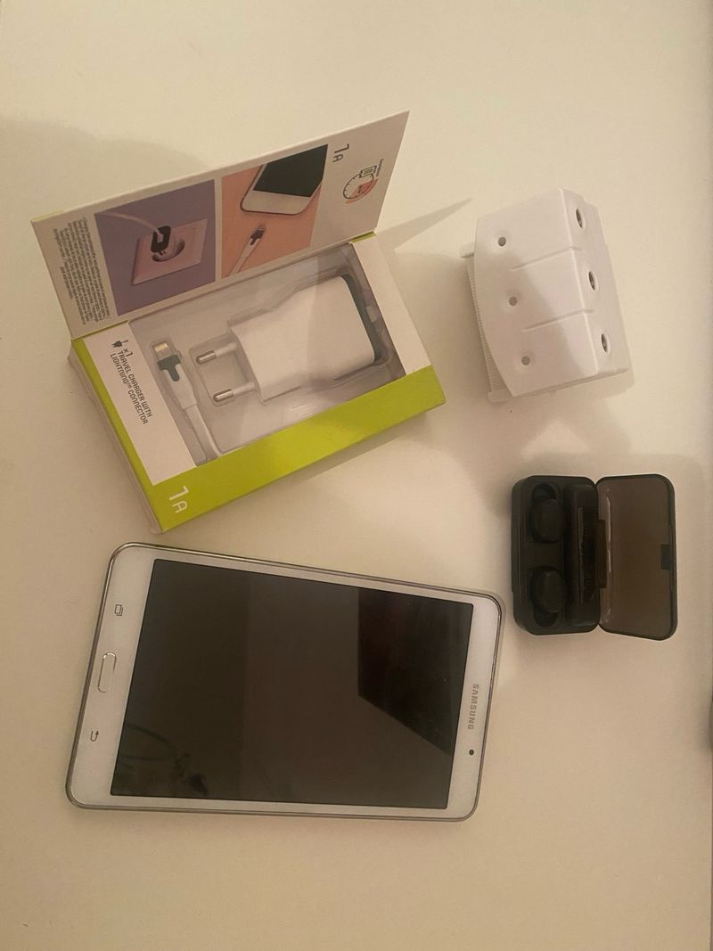 Samsung Tablet + Cargador + Auriculares